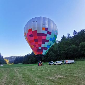 Großer Heißluftballon für Ballonfahrt im Schwarzwald